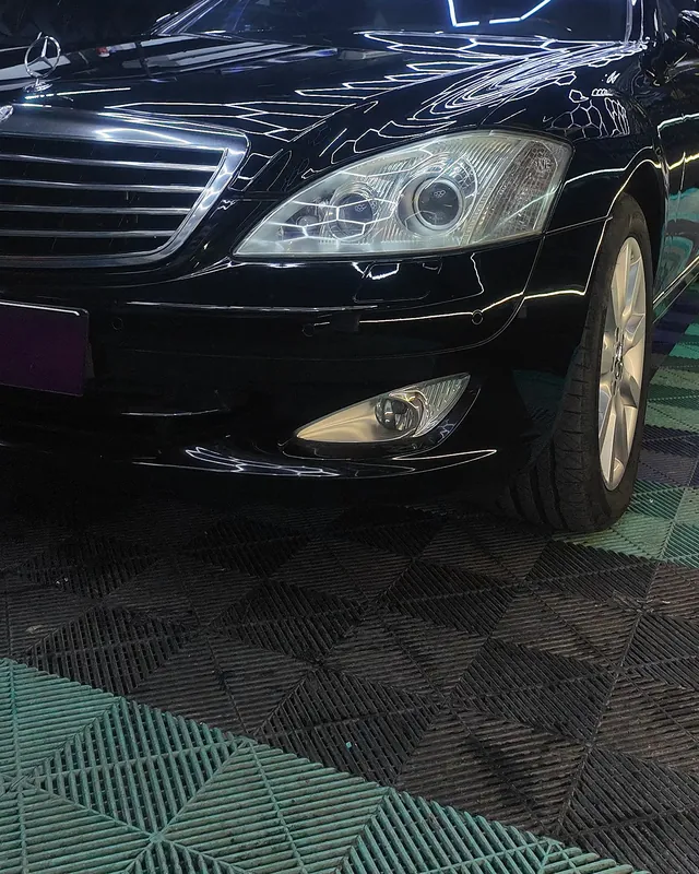 مرسيدس S500 سوداء لامعة بعد حماية PPF كاملة شفافة لامعة في مركز جي يو الرياض
