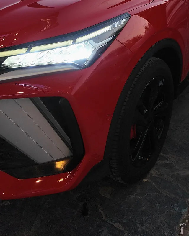 المصباح الأمامي لجيلي كولراي حمراء لامعة عند تسليمها بعد حماية PPF كاملة شفافة لامعة في مركز جي يو الرياض